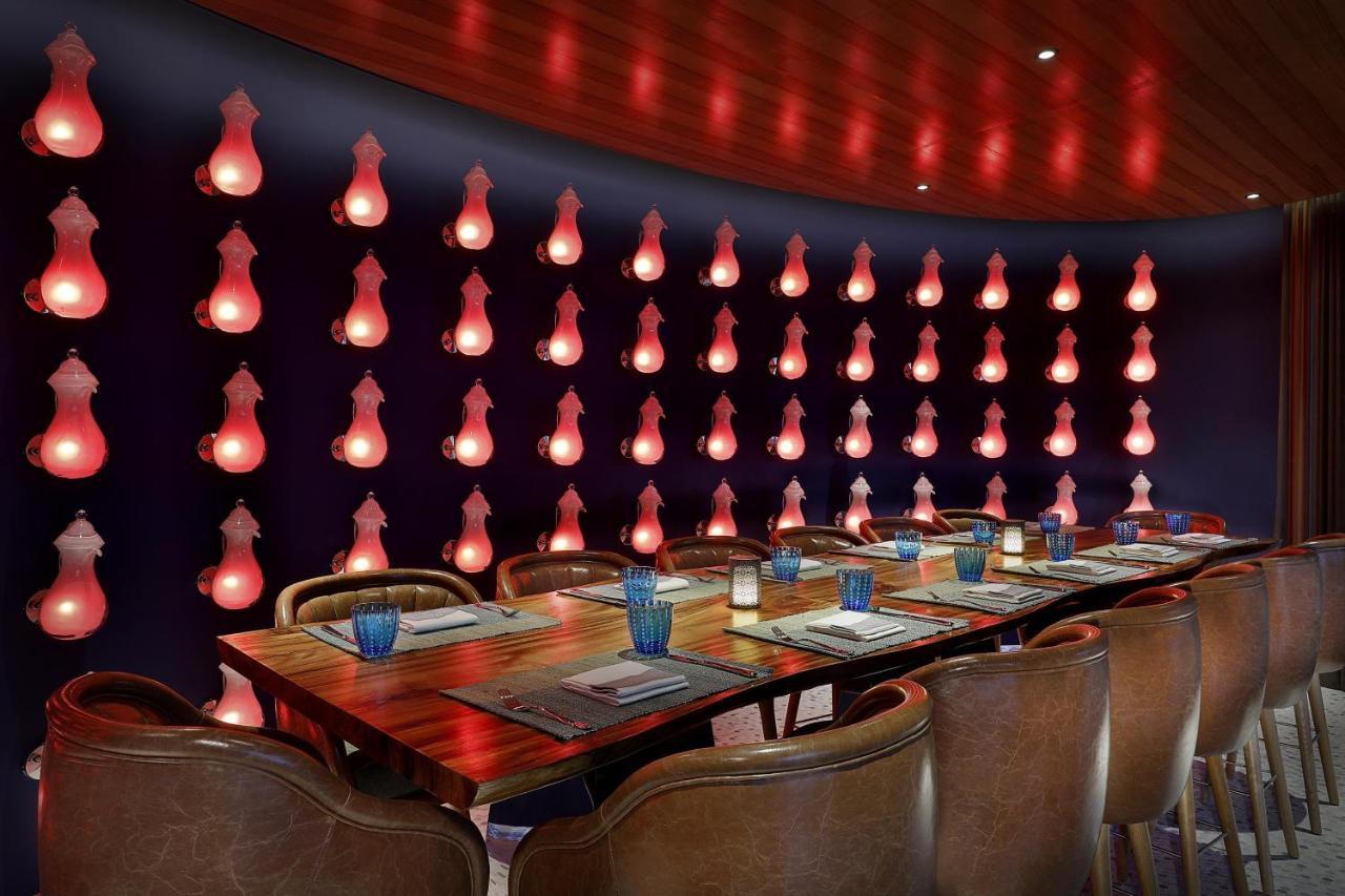 W Muscat Hotel Luaran gambar The interior of the restaurant