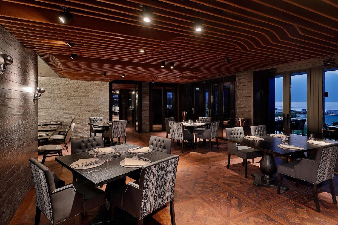 W Muscat Hotel Luaran gambar The interior of the restaurant