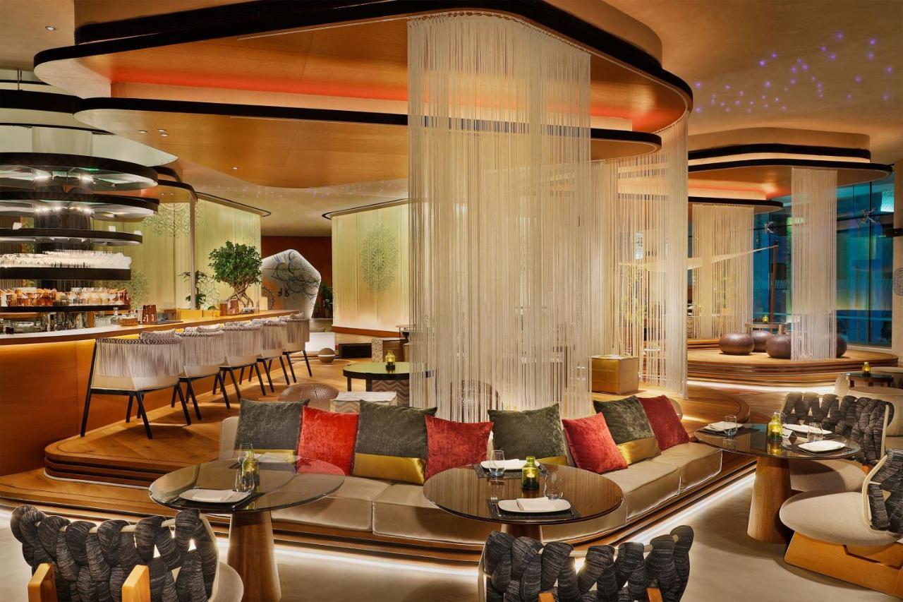 W Muscat Hotel Luaran gambar The interior of the restaurant