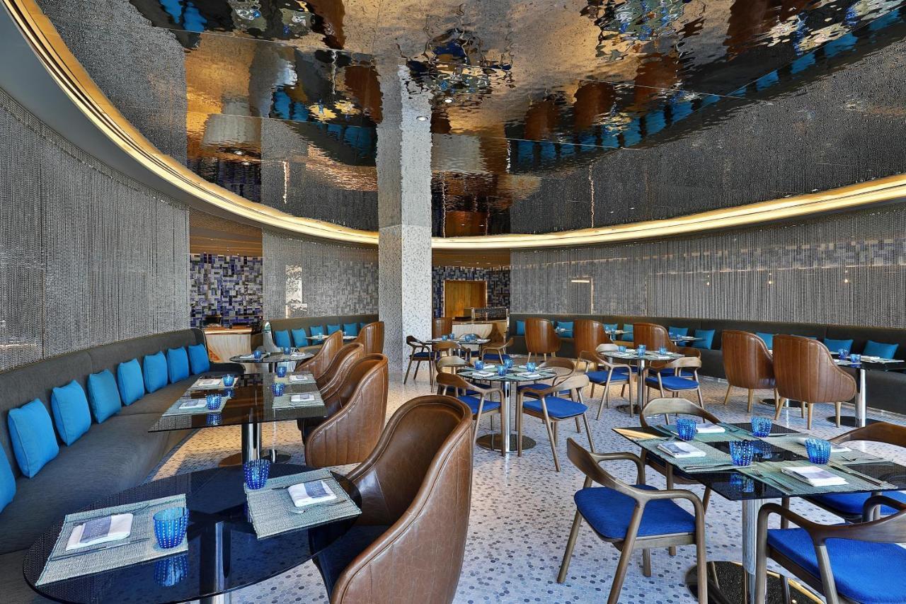 W Muscat Hotel Luaran gambar The interior of the restaurant