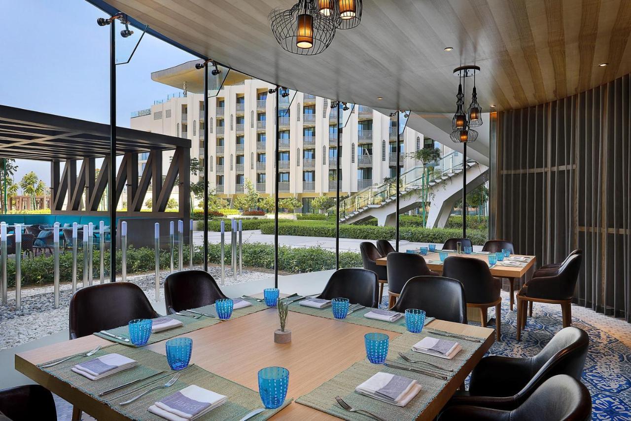 W Muscat Hotel Luaran gambar The Deck