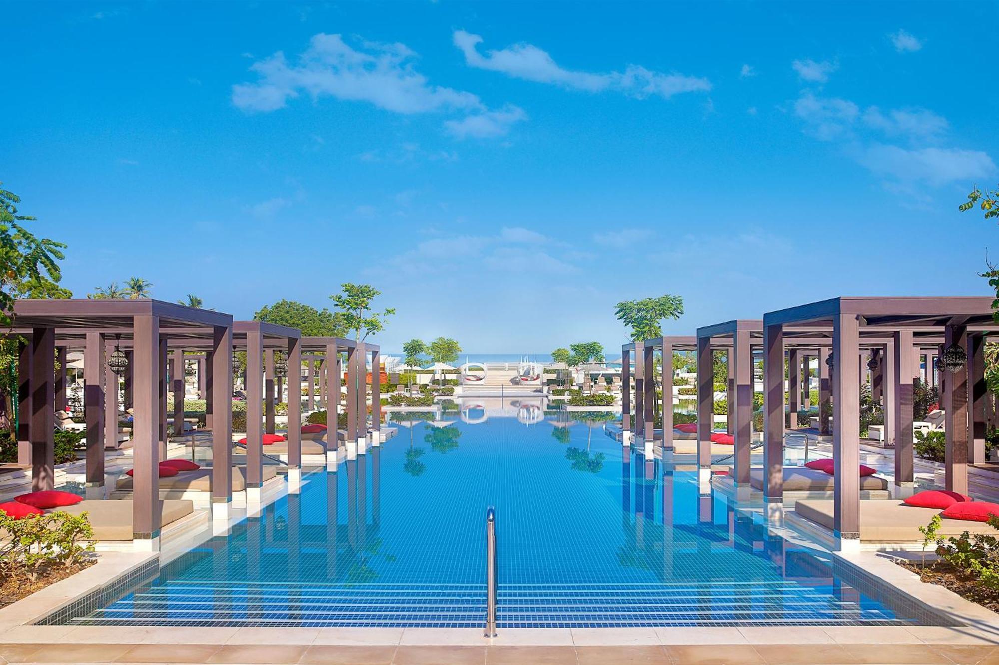 W Muscat Hotel Luaran gambar The pool at the resort