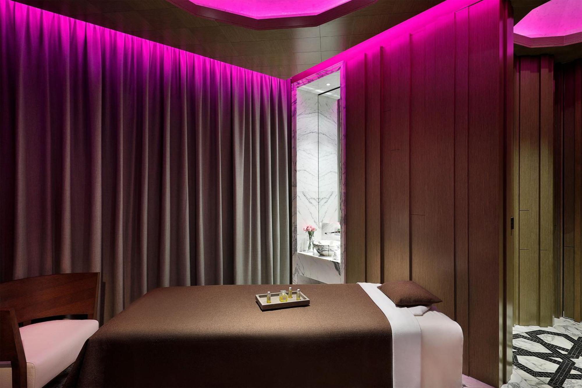 W Muscat Hotel Luaran gambar A treatment room at the spa
